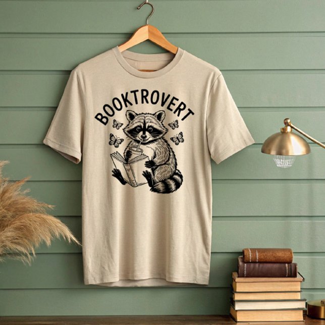 Booktrovert Raccoon Läsa dryck T Shirt (Skapare uppladdad)