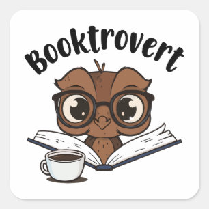 Booktrovert uggla med bok och kaffe fyrkantigt klistermärke
