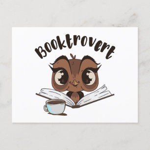 Booktrovert uggla med bok och kaffe helg vykort