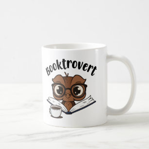 Booktrovert uggla med bok och kaffe kaffemugg