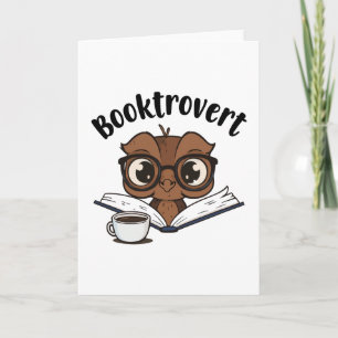 Booktrovert uggla med bok och kaffe kort