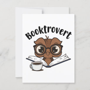 Booktrovert uggla med bok och kaffe vykort