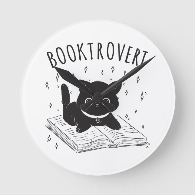 Booktrovertkatt med bok och stjärnor rund klocka (Framsida)