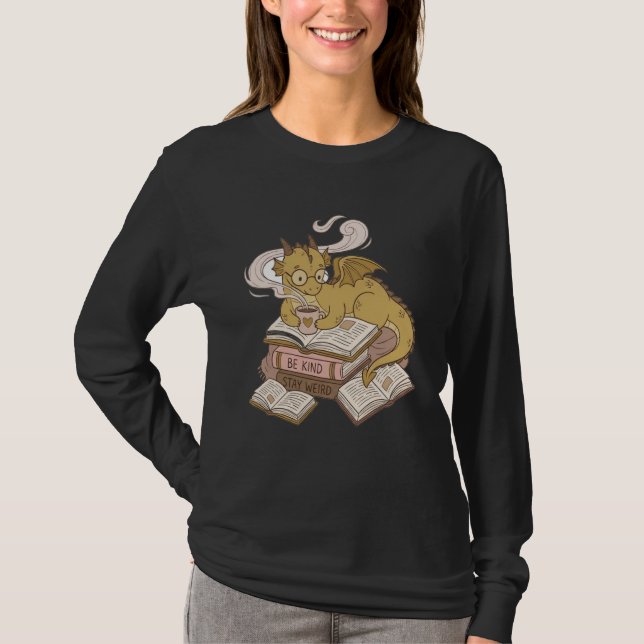 Bookworms Cozy Coffee Drinking Dragon Romantasy T Shirt (Framsida)