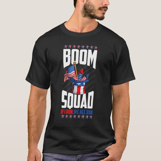 Boom Squad Fireworks Director 4:e juli i Springa T Shirt (Framsida)