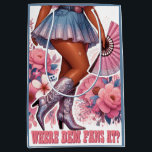 Boot på Ground Western Glam Cowgirl<br><div class="desc">Gå in i strålkastarljuset med vår "Boots on the Ground" glam-presentväska, perfekt-festen till din nästa födelsedagskalas, flickors resa eller cowgirl firande! Med en afrikansk cowgirl som gungar med gnista stövlar, en sassy fläkt och glyssningsglam. 🌸 med rosa vilda blommor, cowgirl boots, denim Tones och luxe gnistra accents, ger väskan yehaw-energin...</div>