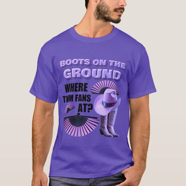 BOOT PÅ MARKEN (PURP) T SHIRT (Framsida)
