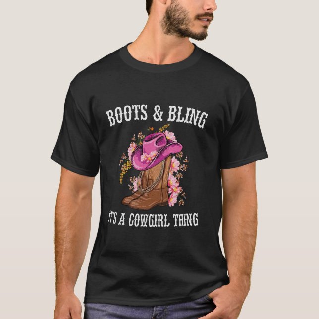 Boots och Bling är en Cowgirl Sak Womens Cowboy T Shirt (Framsida)