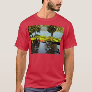 Bord för två på Sjö Quinault Lodge T Shirt