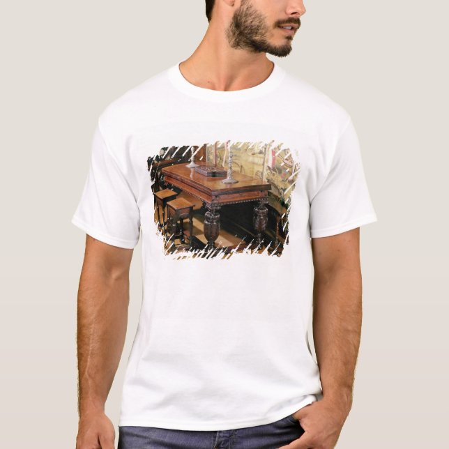 Bord och stolar som är bekant som t-shirt (Framsida)