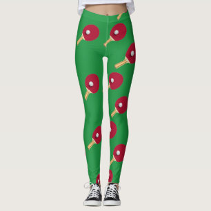 Bord tennisracket och boll på grönten leggings