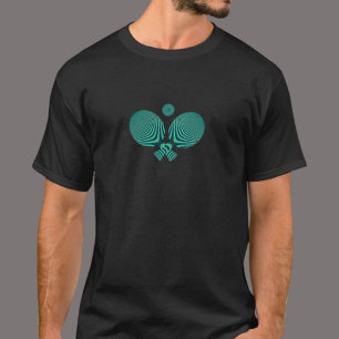 Bord tennisracketar och boll i tårblått t shirt