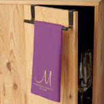 Bordeaux Solid Färg Guld-familjen Namn Monogram Kökshandduk<br><div class="desc">Ladda upp anpassningsbar Lägg till Eleganten Foto eller Logotyp Text Modern Cute Monogram Kitchen & Dining / Bord & Kitchen Linens/ Original Family Namn-mall Guld Monogram Bordeaux Solid Färg Kökduk Towel.</div>