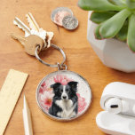 Border Collie Dog and Bold Pink Lilies Rund Silverfärgad Nyckelring<br><div class="desc">This keychain is a great gift or stocking stuffer and features a Border Collie sitting against a backdrop of big,  bold pink lilies in a botanical dog lover image.</div>