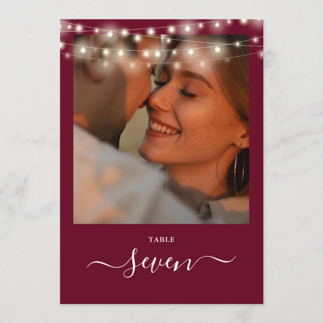 Bordskort Med Burgunder Färgade Ljus Slinga Foto (Framsida)