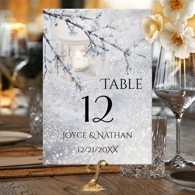 Bordsnummer för lysande vinter-bröllop i Snö (Table number card with a winter wonderland scene with a candle lit lantern in sparkling snow)