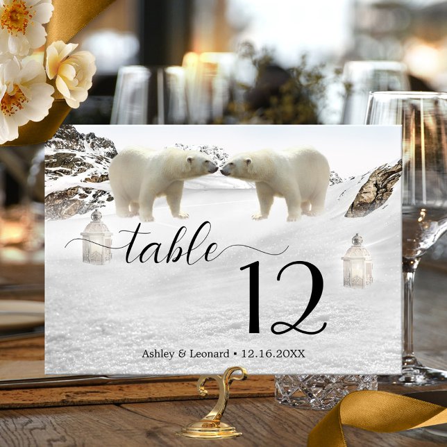 Bordsnummer för polar Bear Winter-bröllop (Wedding table number card featuring a snow covered mountain landscape with bears and festive lantern)