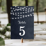 Bordsnummer i Midnight Blue String Ljus Bröllop<br><div class="desc">Chicens moderna sommarkort med bröllop-bordsnummer med en enkel elegant med glödande sträng ljus som hänger över överkanten och en klassblandning av modern och kalligrafisk stil typsnitt på en utskriven bild av vattenfärgen struktur. En enkel och snyggt, perfekt till sommaren! Klicka på knappen CUSTOMIZE IT för att anpassa typsnitt, flytta texten...</div>