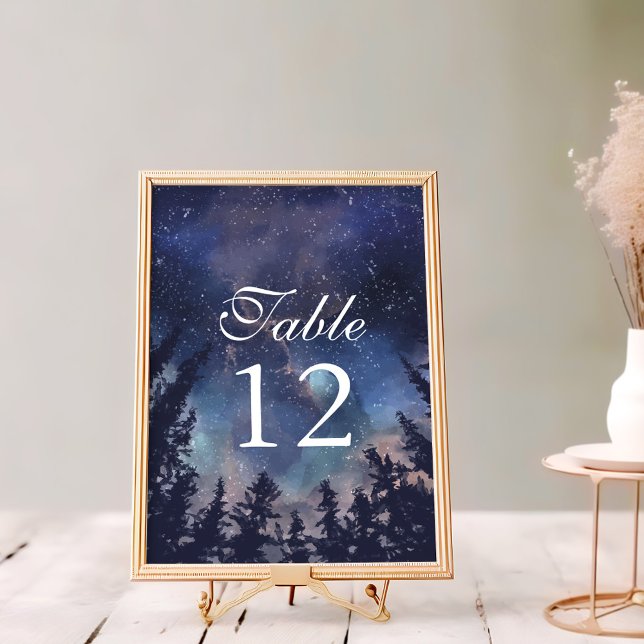 Bordsnummer i Starry Night Forest Bröllop (Starry Night Forest Wedding Table Numbers on a white wooden table in a golden frame.)