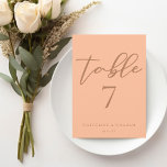 Bordsnummer-kort för Peach-skript, sommar-Bröllop<br><div class="desc">Peach är den nya trendningen färg för sommartornet bröllop. Vårt söta persikokort har elegant ljusbrun bordsnummer för ett trendig,  minimalistiskt evenemang på eftermiddagen för en feminin brud som kärlek ska hålla sig uppdaterad och modern.</div>