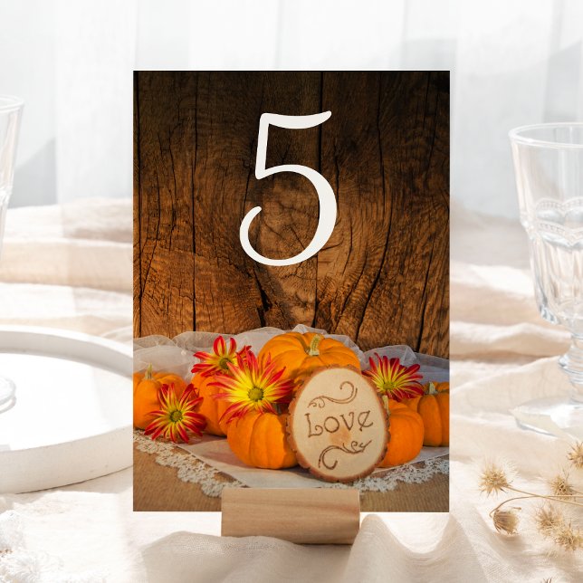 Bordsnumren Rustic Pumpkins Fall Barn Bröllop Bordsnummer (Set the tables at your Autumn Event with the charming Rustic Pumpkins Fall Wedding Table Numbers.)