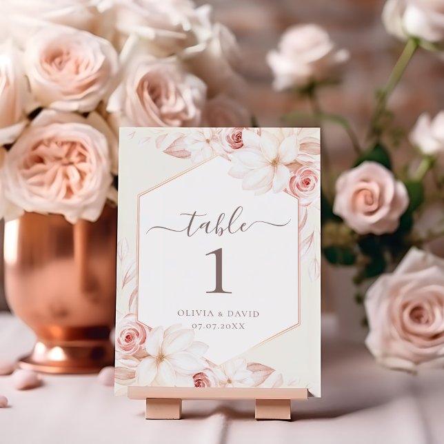 Bordsnumret Boho Beige och  Rosa Blommigt (Boho Beige and Blush Pink Floral Table Number on a table with pale pink roses.)