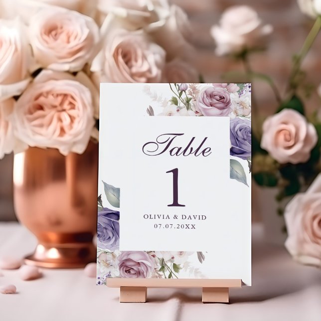 Bordsnumret Boho Mauve och Lilac Blommigt Bröllop (Boho Mauve and Lilac Floral Wedding Table Number on a wedding table with peonies.)