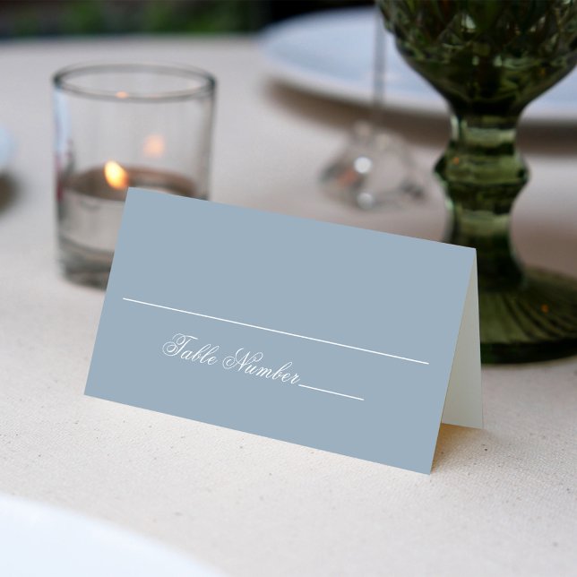 Bordsnumret Dusty Blue Bröllop Guest Placeringskort (Dusty blue wedding place card with stylish calligraphy script. )