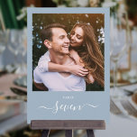 Bordsnumret Dusty Blue Elegant Script Photo Inbjudningar<br><div class="desc">Dessa elegant dammiga,  blå,  namnteckning skript med dubbla-sidiga fotobilder är perfekt för alla bordsnummer i firande. Designad av Thisisnotme©</div>
