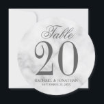 Bordsnumret elegant White Marble Bröllop Round Inbjudningar<br><div class="desc">Elegant bröllop Round Bordsnummer Card har titeln "Bord" i skriptet grått elegant stil med stort bordsnummer och bröllop i grått serif font stil på vit marble-bakgrund. Även perfekt för möhippa,  födelsedagsfest,  restauranger,  särskilda tillfällen party och evenemang.</div>