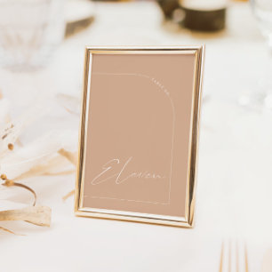 Bordsnumret Modern Boho Tan Arch Bord Elva Inbjudningar