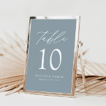 Bordsnumret Modern Elegant Dusty Blue Bröllop<br><div class="desc">Trendig, minimalistiskt kort för bröllop-bordsnummer med vita bokstäver med "Bord" i det moderna kalligrafiskriptet. Utformningen har en dammig blå bakgrund eller en valfri färg. Utformningen upprepas på baksidan. Så här beställer du korten för bord: lägg till ditt namn, datum för bröllop och bordsnummer. Lägg till varje nummer i din kundvagn...</div>