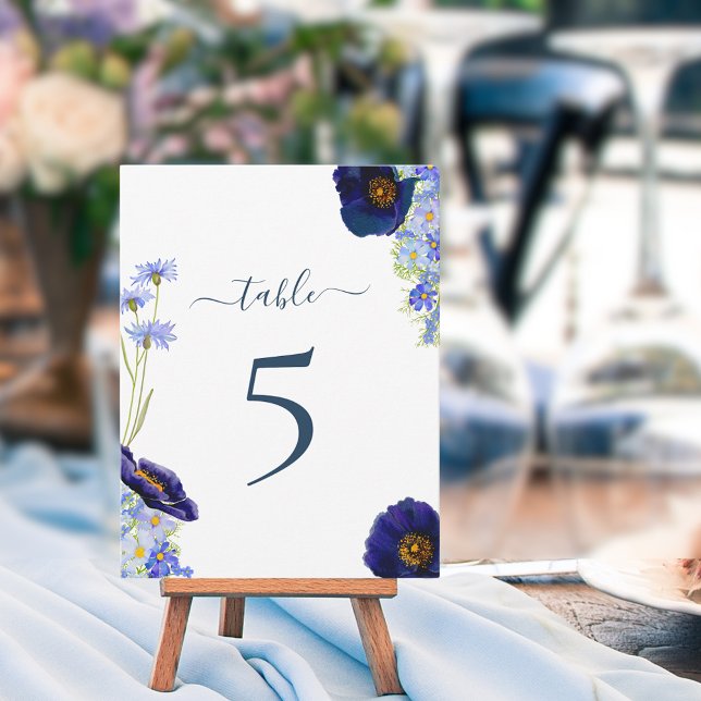 Bordsnumret Modern Wildblomma Bröllop (Elegant wildflower watercolor blue floral stylish typography script wedding table number)