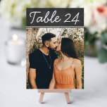 Bordsnumret Rustic Black Chalkboard Bröllop Photo Bordsnummer<br><div class="desc">Elegant personligt bröllp bord kan vara personlig med en förlovning av bruden och brudgummen. Utformningen har vit bordsnummer på en rustik svart krita stil-bakgrund. Om du vill anpassa: skriv in bordsnumret genom att klicka på "ändra" som standard för fotot för att ladda upp ditt eget foto och lägga till det...</div>