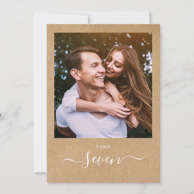 Bordsnumret Rustic Kraft Elegant Script Photo Inbjudningar (Framsida)