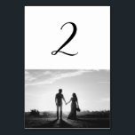 Bordsnumret Vitt och svart skript, foto Bröllop Bordsnummer<br><div class="desc">Ett vackert, vitt och svart kalligrafiskt skript som visar parets foto. Ett modernt bröllop-foto med enkelt minimalistiskt inslag. Ett perfekt modernt bordsnummer i bröllop för alla som skriver kalligrafi i kärlek, svartvit design och fotopatenteri i bröllop i bild. Det finns också möjlighet att matcha bröllopsinbjudningar och andra artiklar i kontorsartiklar....</div>