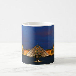 Borggård av luftventilmuseet och dess pyramid kaffemugg