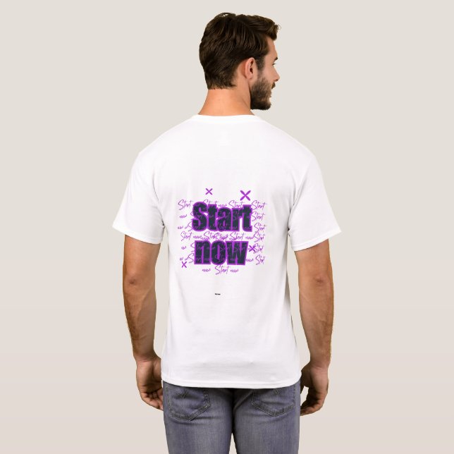 Börja Nu – Lila Motiverande Design T Shirt (Hel baksida)