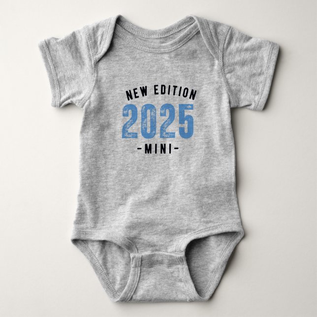 BORN 2024 NYFÖDD BEBIS MINI EDITION T SHIRT (Framsida)