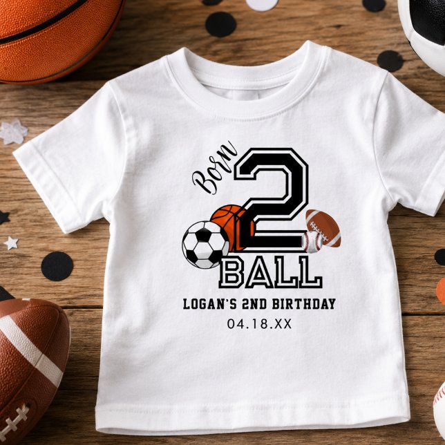 Born 2 Ball Sporttema Pojke 2-års födelsedagsfiran T Shirt (Born 2 Ball Sports Theme Boy’s 2nd Birthday Party Toddler T-shirt)