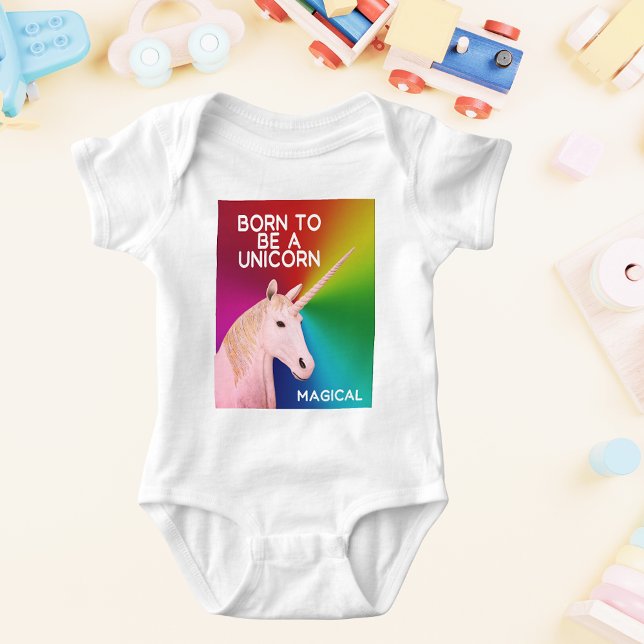 Born för att bli en enhörsstaty, magisk regnbåge t shirt (Born to Be a Unicorn Statue Head Magical Rainbow Baby Bodysuit)