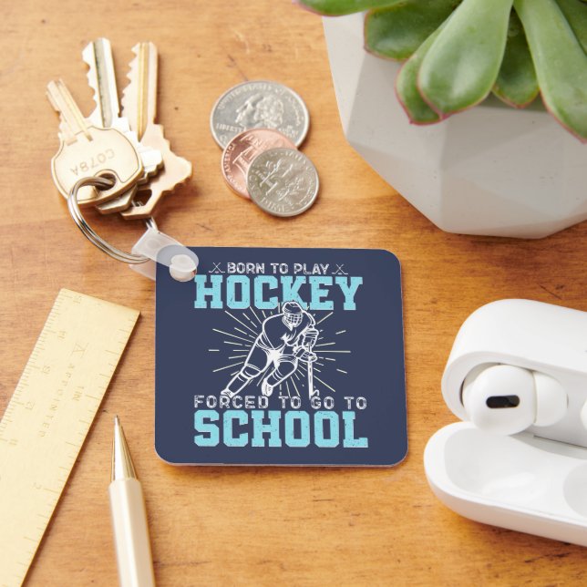 Born för att spela Hockey tvingad att gå till skol Nyckelring (Skrivbord)