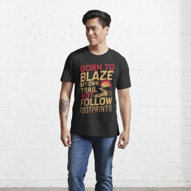 Born till Blade min egen bana följer inte fotavtry T Shirt (Skapare uppladdad)