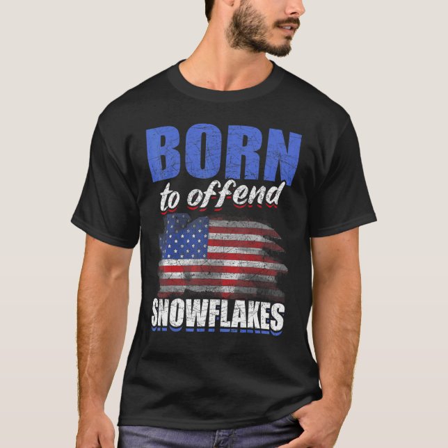 Born till Offend Snöflingor US Flagga Konservativ  T Shirt (Framsida)