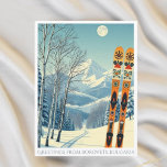 Borovets, Bulgarien skidsemester retro vykort<br><div class="desc">Hej från de snöiga bergen i Borovets,  Bulgarien! Vi hoppas att du har en underbar skidsemester. Detta vykort visar en vacker blågrå bergslandskap med retro skidbrädor i ett orangea tribal mönster.
Alla textfraser kan anpassas efter dina behov!</div>