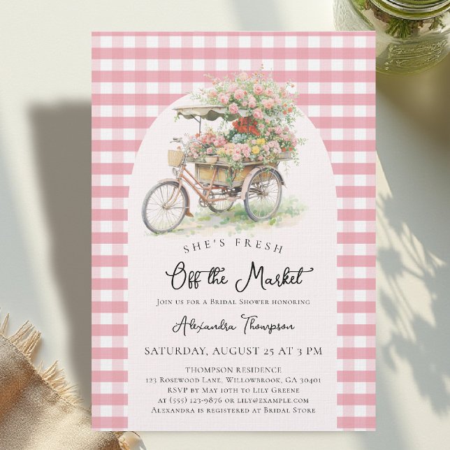 Bort från marknadscykel Gingham Arch Bröllopsdusch Inbjudningar (shes fresh off the market bridal shower theme flower bike pink gingham boho arch invitation)
