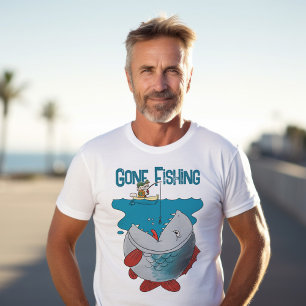 Borta fiske som väntar på den stora fångstens Teck T Shirt