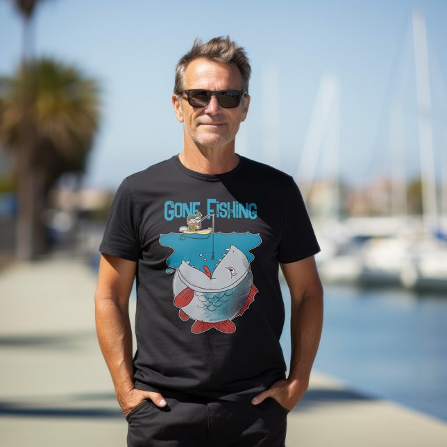 Borta fiske som väntar på den stora fångstens Teck T Shirt (Skapare uppladdad)