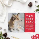 Borta hund Red Pet Photo Julkort<br><div class="desc">Det har varit ett "Hund Borta år"! Visa upp din favoritkarantänkompis med det här moderna och roliga fotokortet som får dina vänner och din familj att le den här julhelgen. Anpassa texten om den vita anpassningsbarna med ett helgdag om hälsa och lycka, och inkludera din marionettens namn och ditt efternamn...</div>