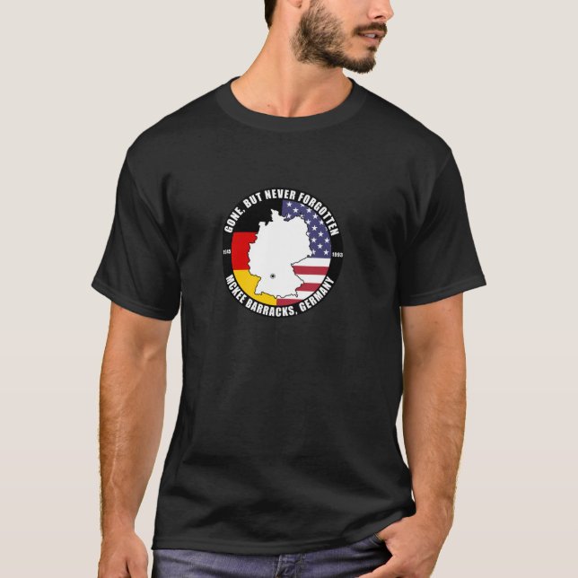 Borta men glömde aldrig McKee Barracks Tyskland Ve T Shirt (Framsida)